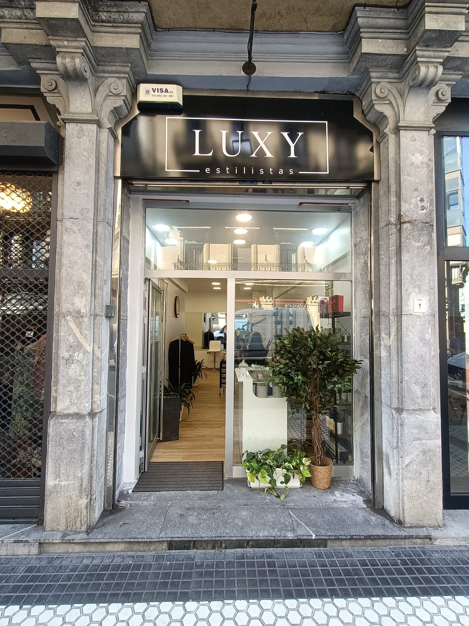 Entrance to Luxy Estilistas hair salon in San Sebastián